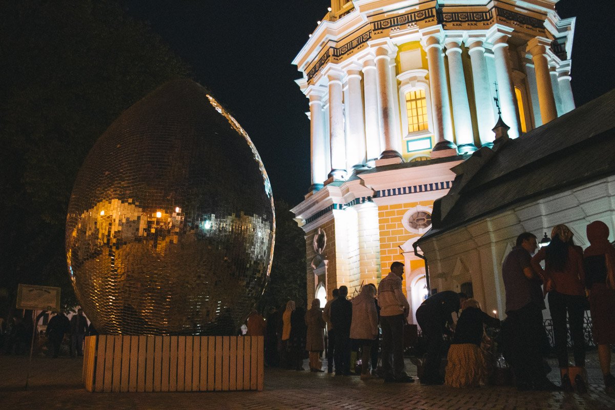 Верующие в ожидании освящения пасхальных корзин в Лавре