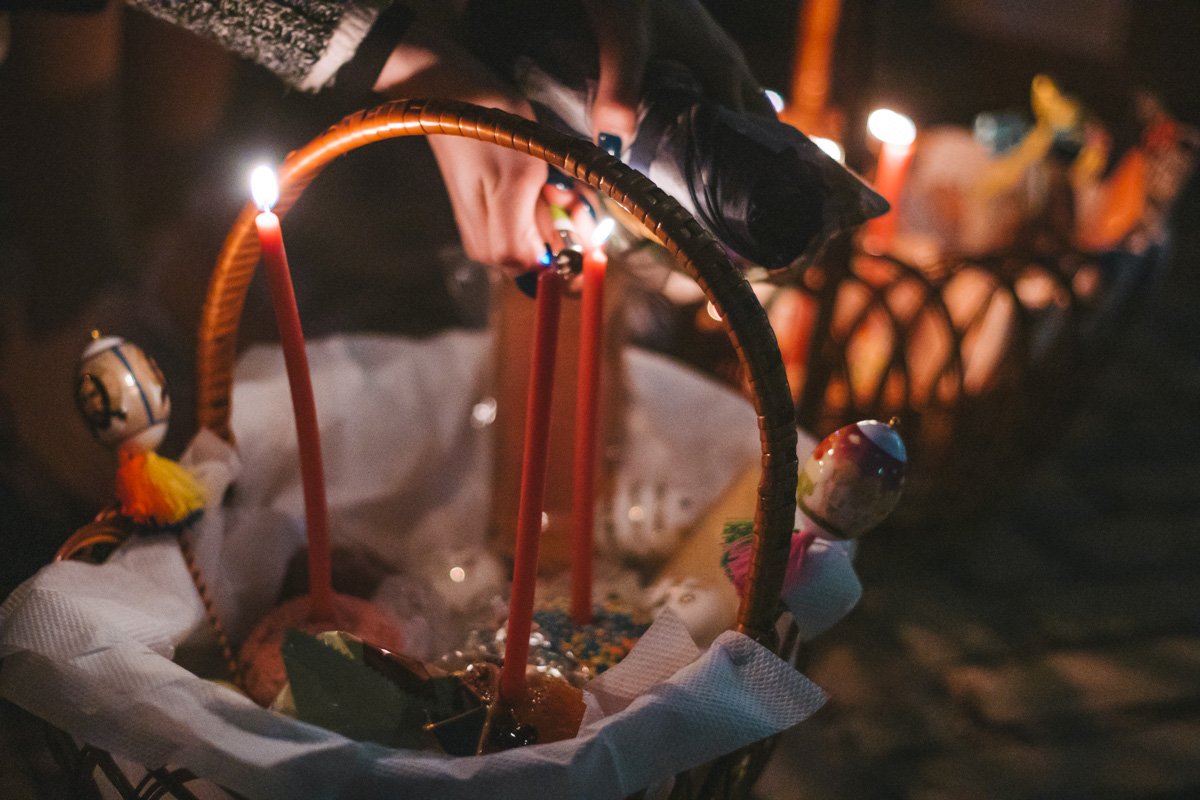 Одна из пасхальных корзин, принесенных верующими