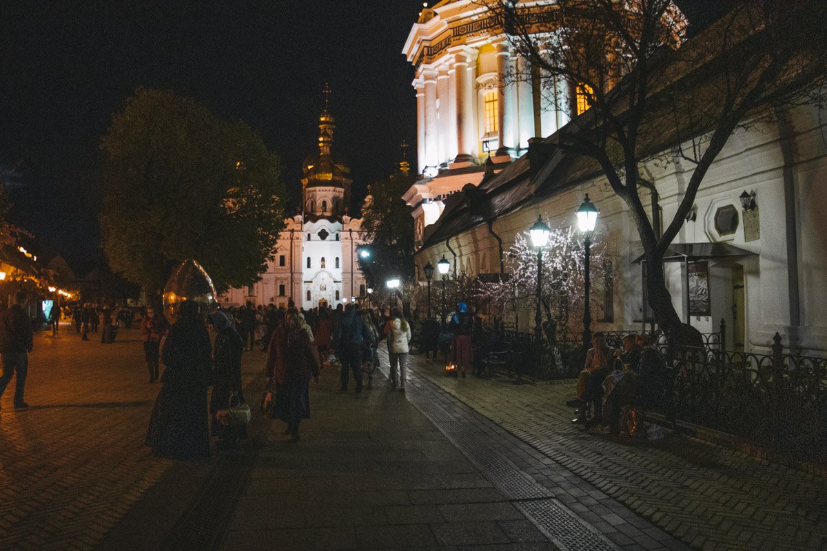 Множество людей на территории Лавры