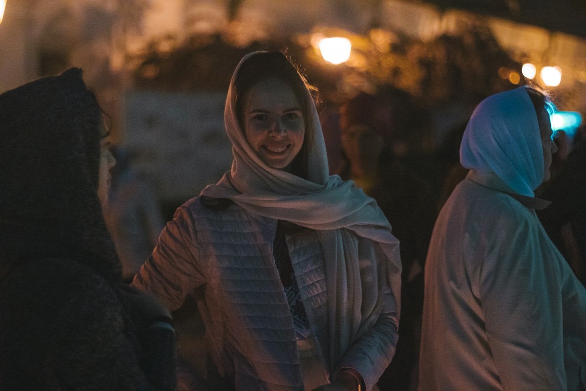 Счастливые лица прихожан в пасхальное утро