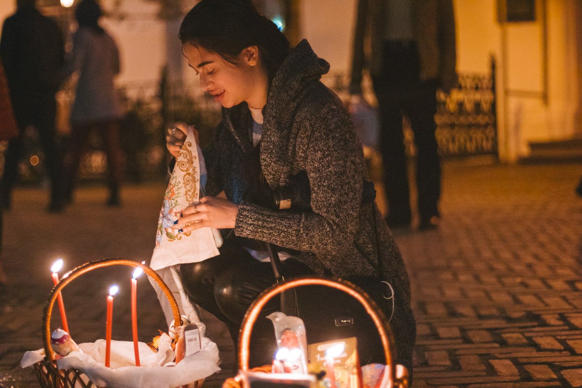 В это утро в Лавре было много девушек и юношей