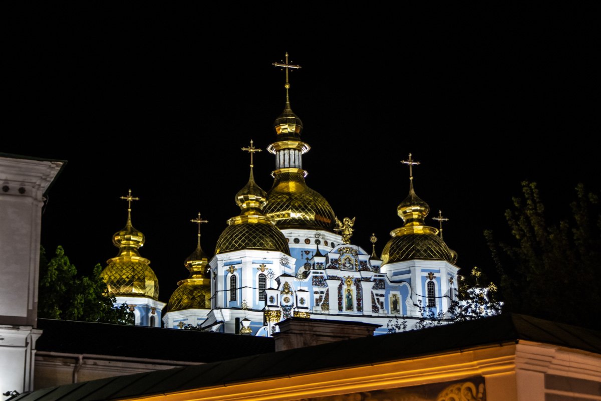 Свято-Михайловский Златоверхий монастырь выглядит величественно