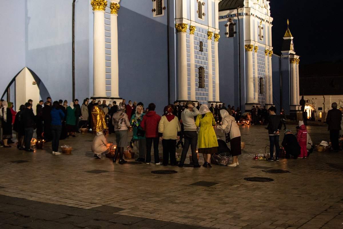 Прихожане в ожидании освящения пасхальных корзин