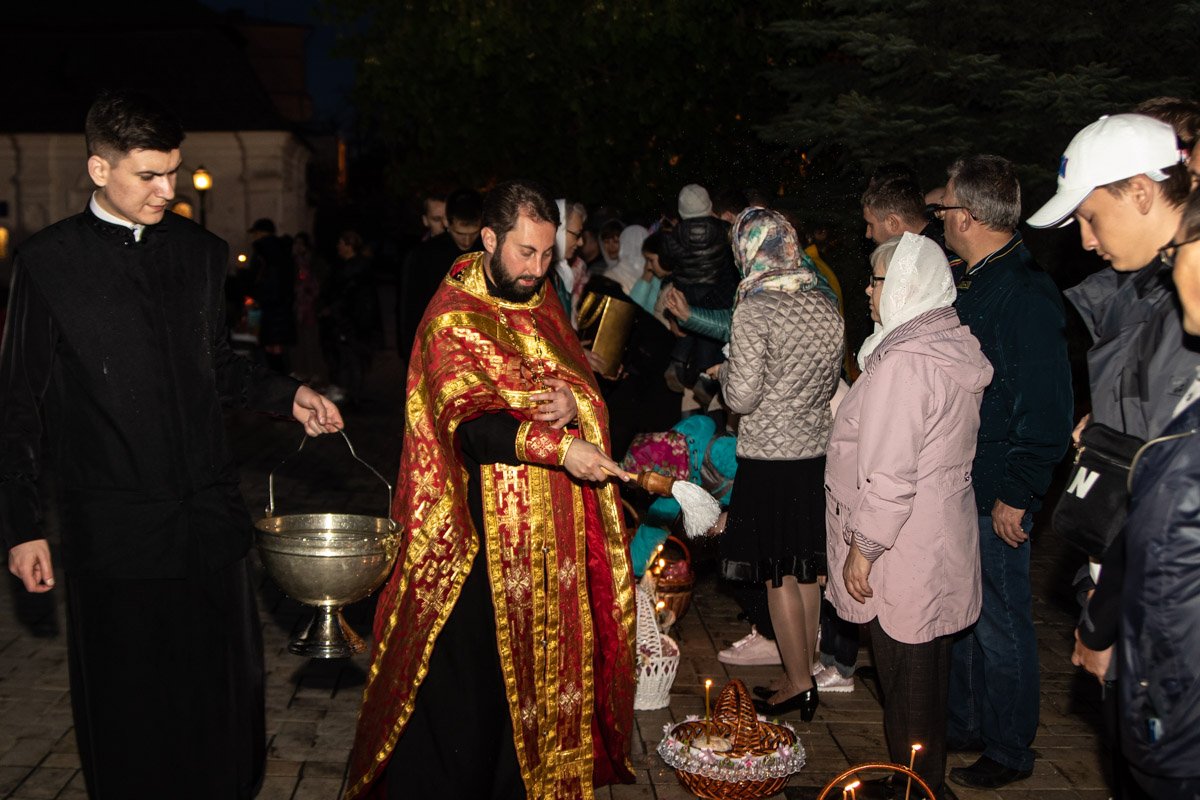 Под Михайловский собор пришло много людей на освящение пасхальных корзин