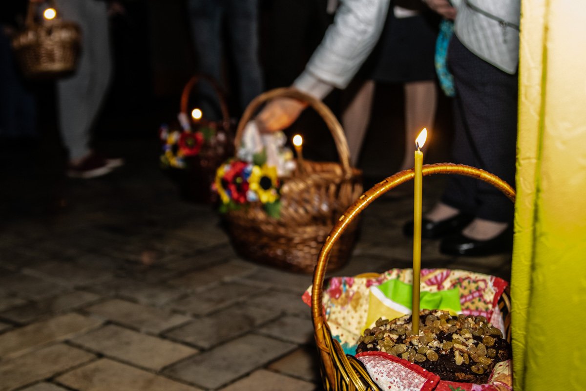 Церковная свеча в принесенной пасхальной корзине
