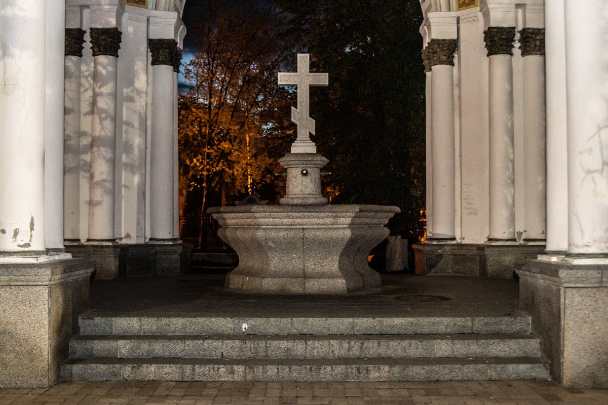 Величественный монумент у собора