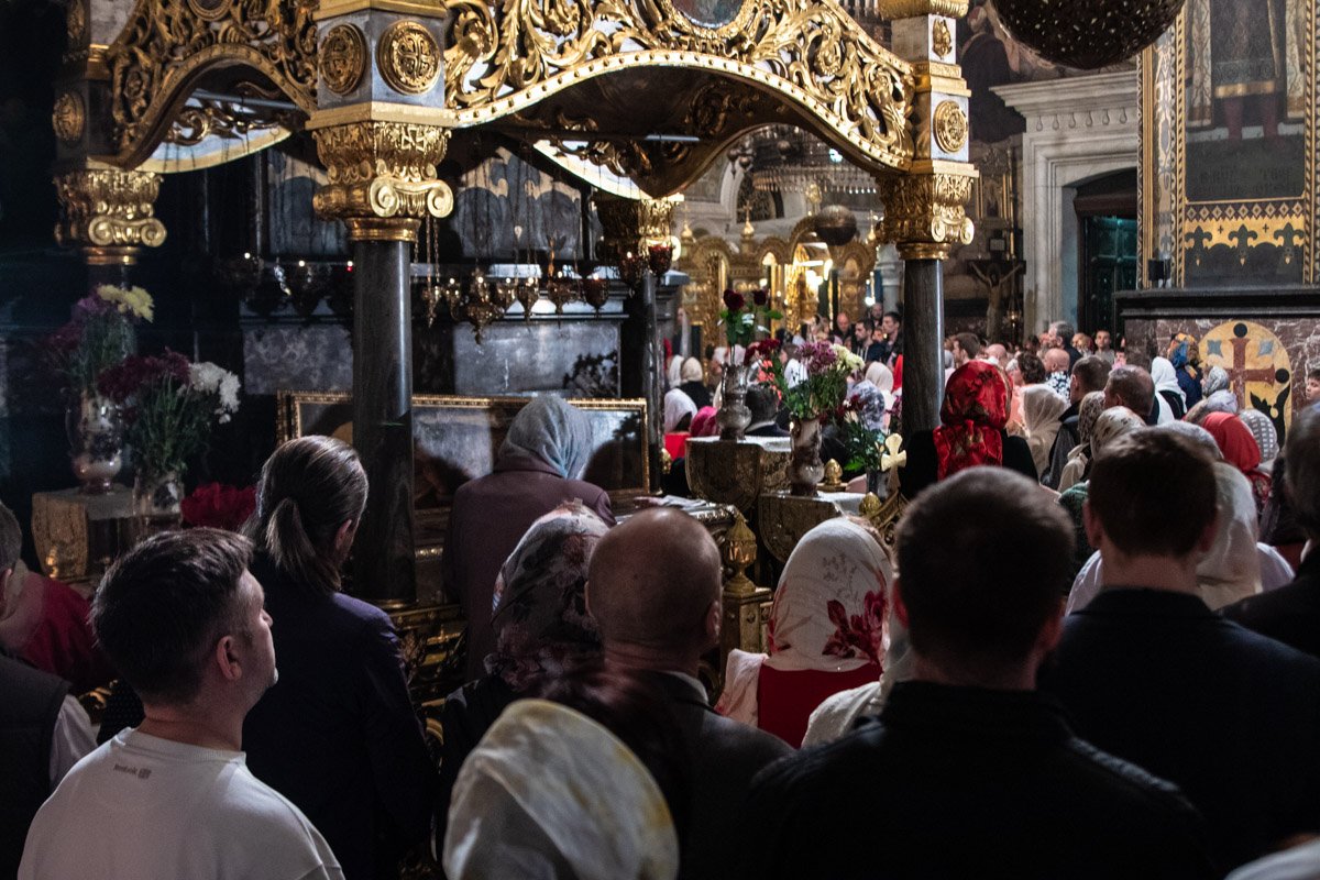 В церкви собрались сотни прихожан В церкви собрались сотни прихожан