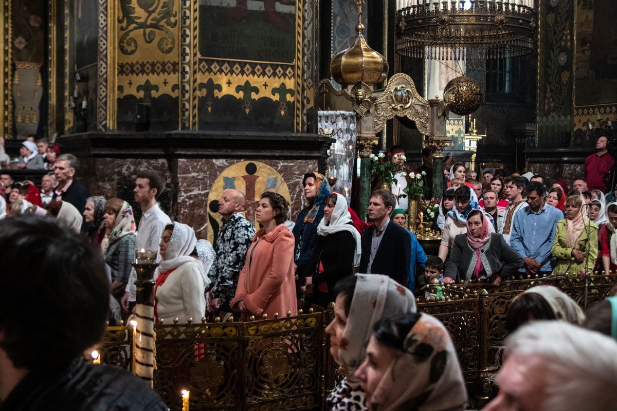 Внутри храма - празднично и многолюдно Внутри храма - празднично и многолюдно