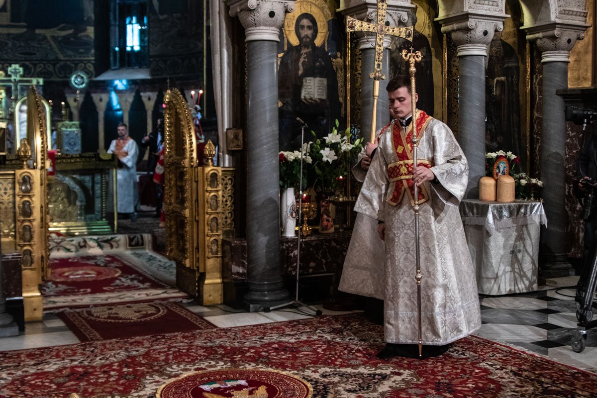 До восхода солнца во Владимирский собор начали приходить люди, чтобы освятить пасхальные корзинки До восхода солнца во Владимирский собор начали приходить люди, чтобы освятить пасхальные корзинки