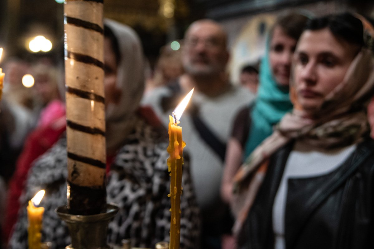 Многие взяли с собой своих детей, пришли в компании друзей и родственников. Многие взяли с собой своих детей, пришли в компании друзей и родственников.