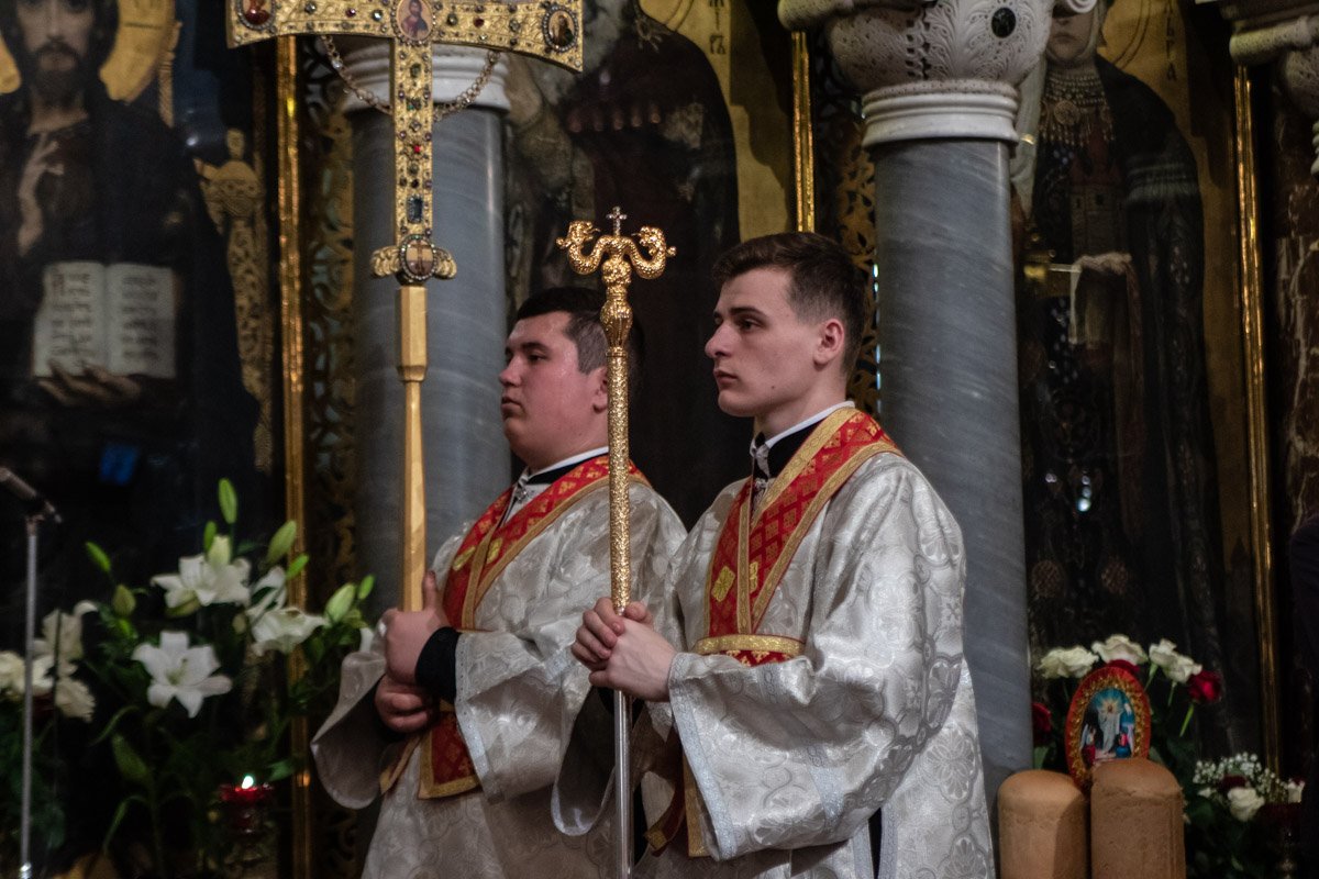 Во Владимирском соборе Пасхальная служба длилась всю ночь Во Владимирском соборе Пасхальная служба длилась всю ночь