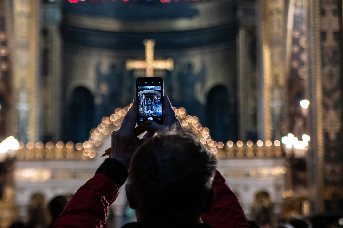 Во Владимирском соборе православные собрались еще до полуночи Во Владимирском соборе православные собрались еще до полуночи