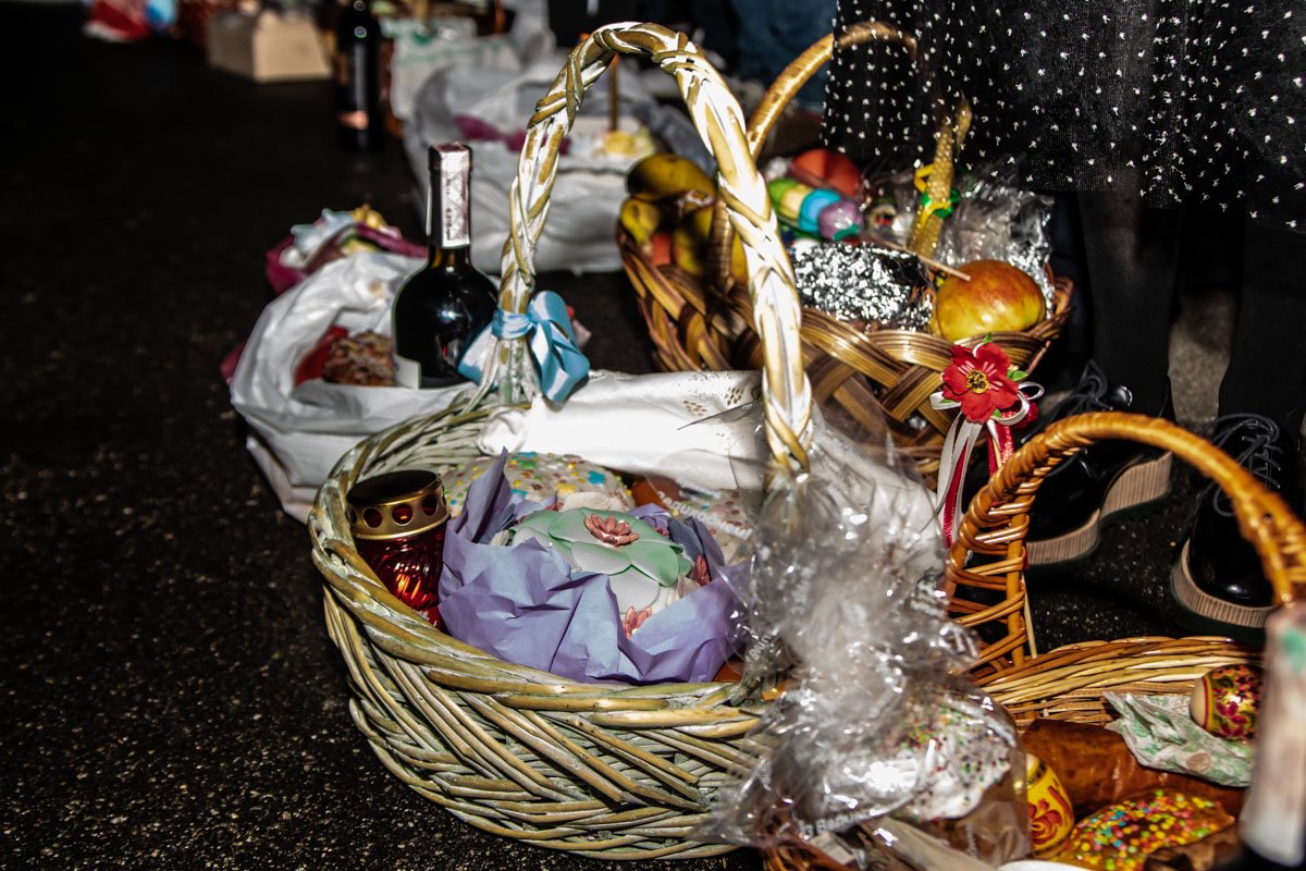 Люди приготовили свои корзины для освящения Люди приготовили свои корзины для освящения