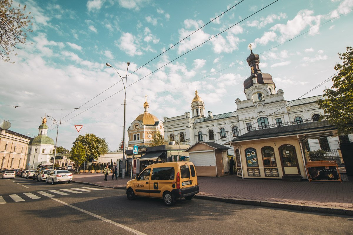 Возле Киево-Печерской лавры также можно увидеть прихожан