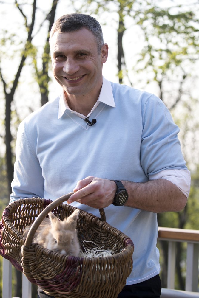 Мэр Киева с пасхальным кроликом Мэр Киева с пасхальным кроликом