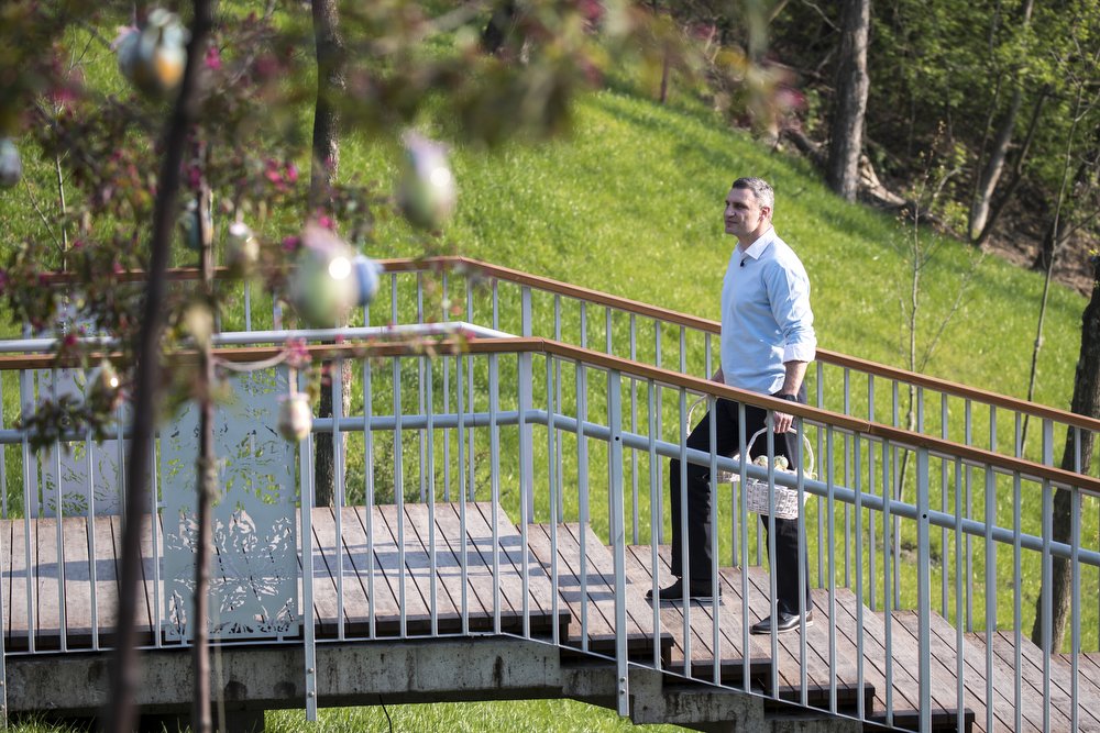 Виталий Кличко снял поздравление на новой лестнице на Пейзажной аллее Виталий Кличко снял поздравление на новой лестнице на Пейзажной аллее