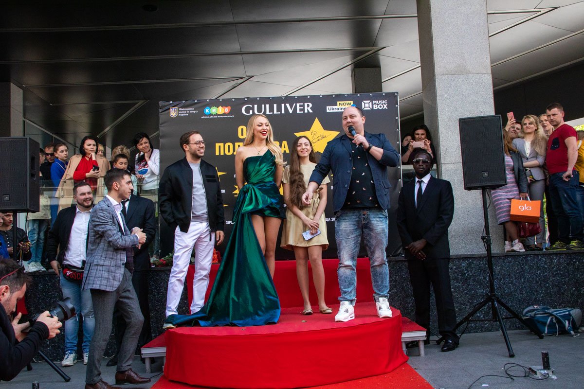 В четверг, 25 апреля, на «Площади звезд» возле ТЦ «Gulliver» появилась имя Оли Поляковой В четверг, 25 апреля, на «Площади звезд» возле ТЦ «Gulliver» появилась имя Оли Поляковой