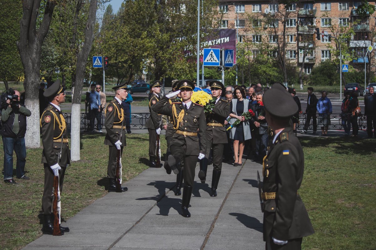 Также в этот день в Киеве состоялась торжественная церемония возложения цветов к Мемориальному кургану «Героев Чернобыля» Также в этот день в Киеве состоялась торжественная церемония возложения цветов к Мемориальному кургану «Героев Чернобыля»