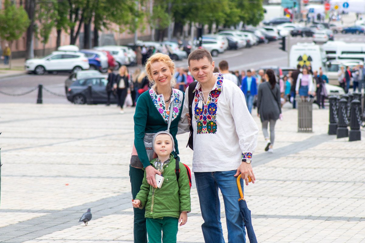Вся семья на праздник надела вышиванки Вся семья на праздник надела вышиванки