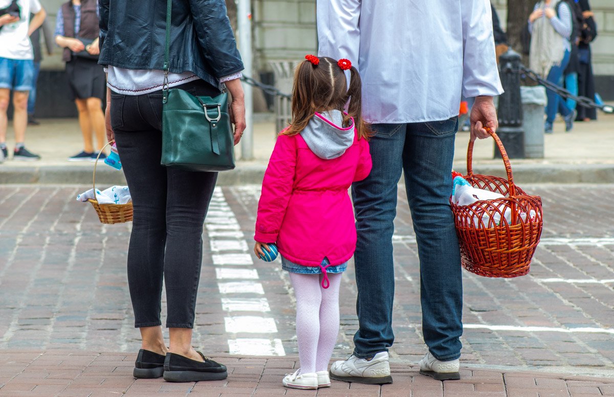 С родителями на освящение корзинок с куличами С родителями на освящение корзинок с куличами