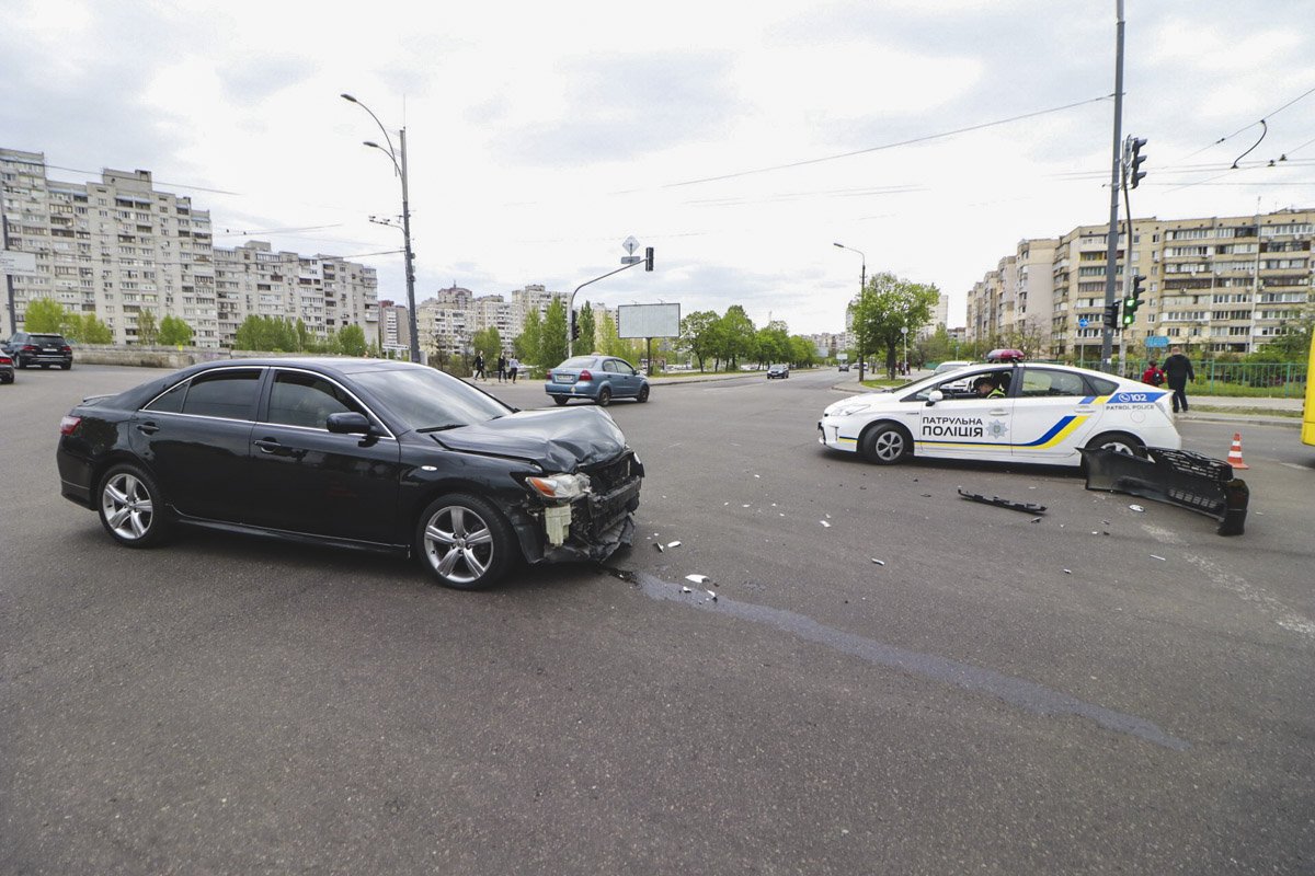 Водитель Toyota двигался по Драйзера в сторону Деснянского парка и на перекрестке с Бальзака проехал на «красный» Водитель Toyota двигался по Драйзера в сторону Деснянского парка и на перекрестке с Бальзака проехал на «красный»