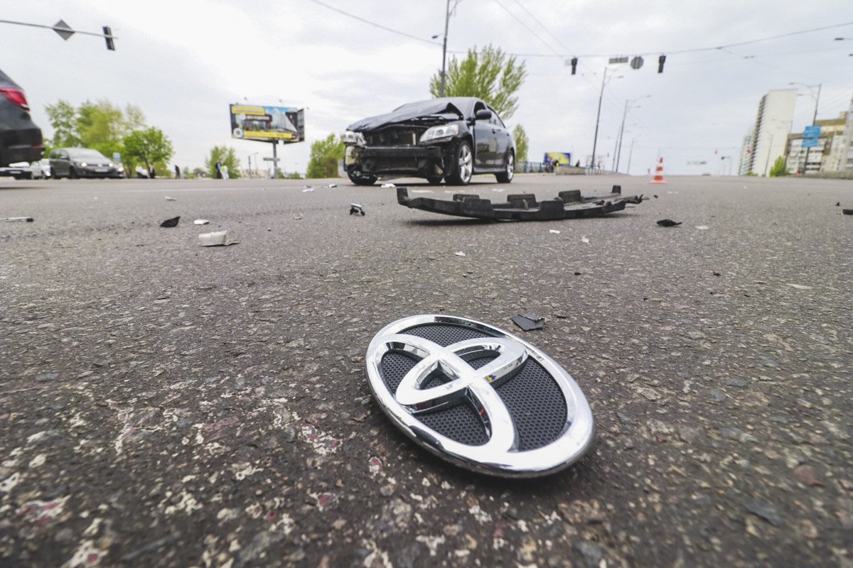 Camry влетел в Passat прямо на перекрестке и снес его на обочину Camry влетел в Passat прямо на перекрестке и снес его на обочину