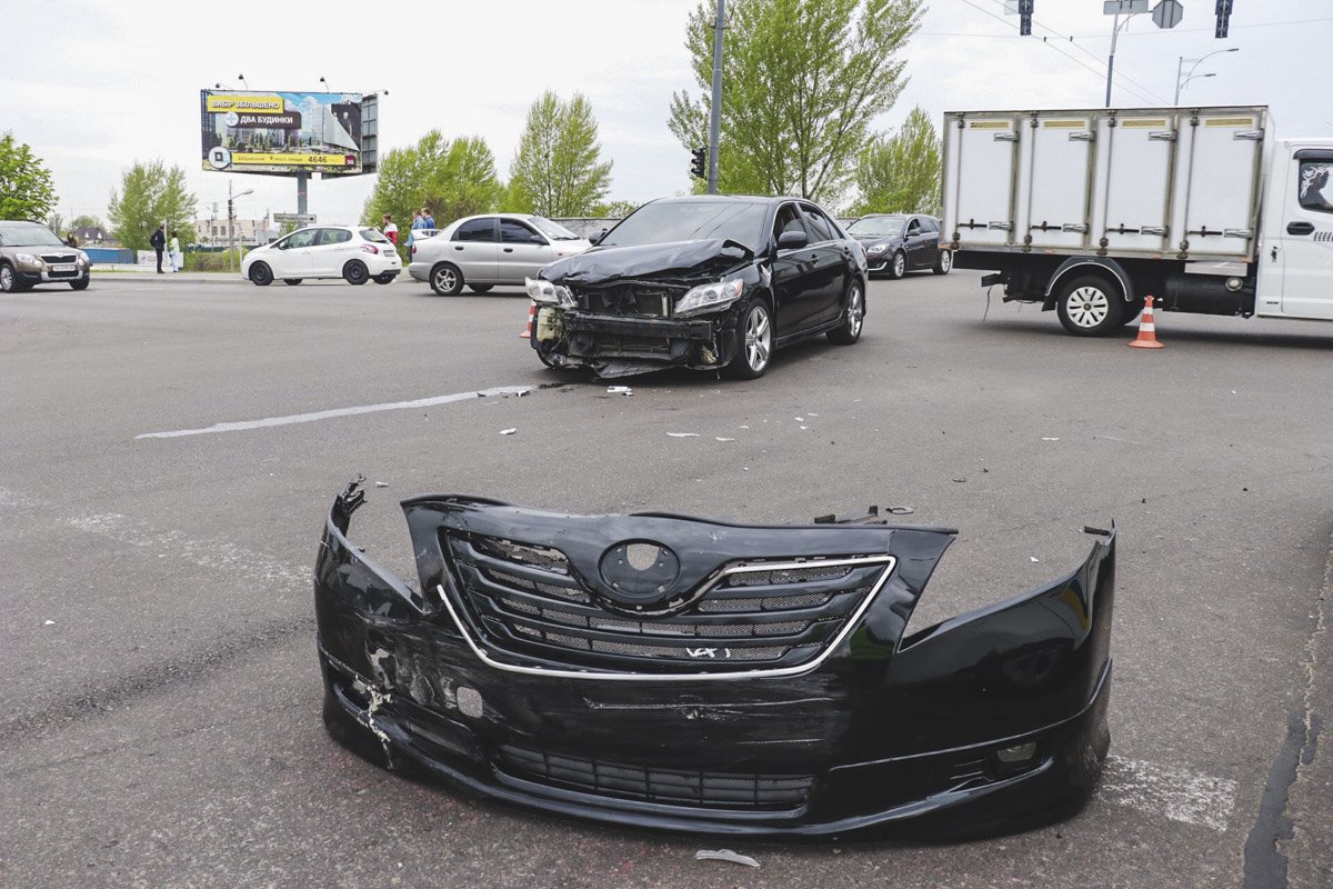 В результате аварии у Toyota отпал передний бампер и значительно повредилась передняя часть В результате аварии у Toyota отпал передний бампер и значительно повредилась передняя часть