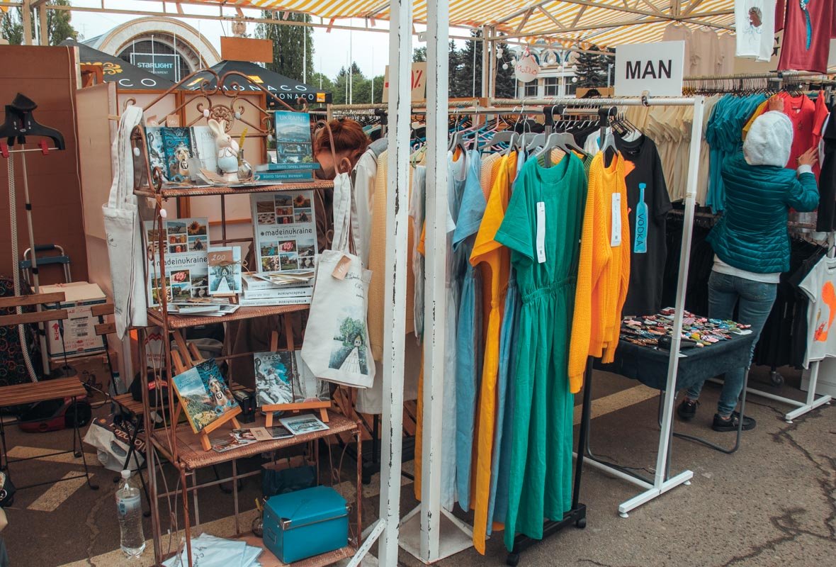 Здесь можно приобрести практически все: одежду, аксессуары, еду, товары для дома и детские вещи, напитки и еще десятки прикольных штучек Здесь можно приобрести практически все: одежду, аксессуары, еду, товары для дома и детские вещи, напитки и еще десятки прикольных штучек