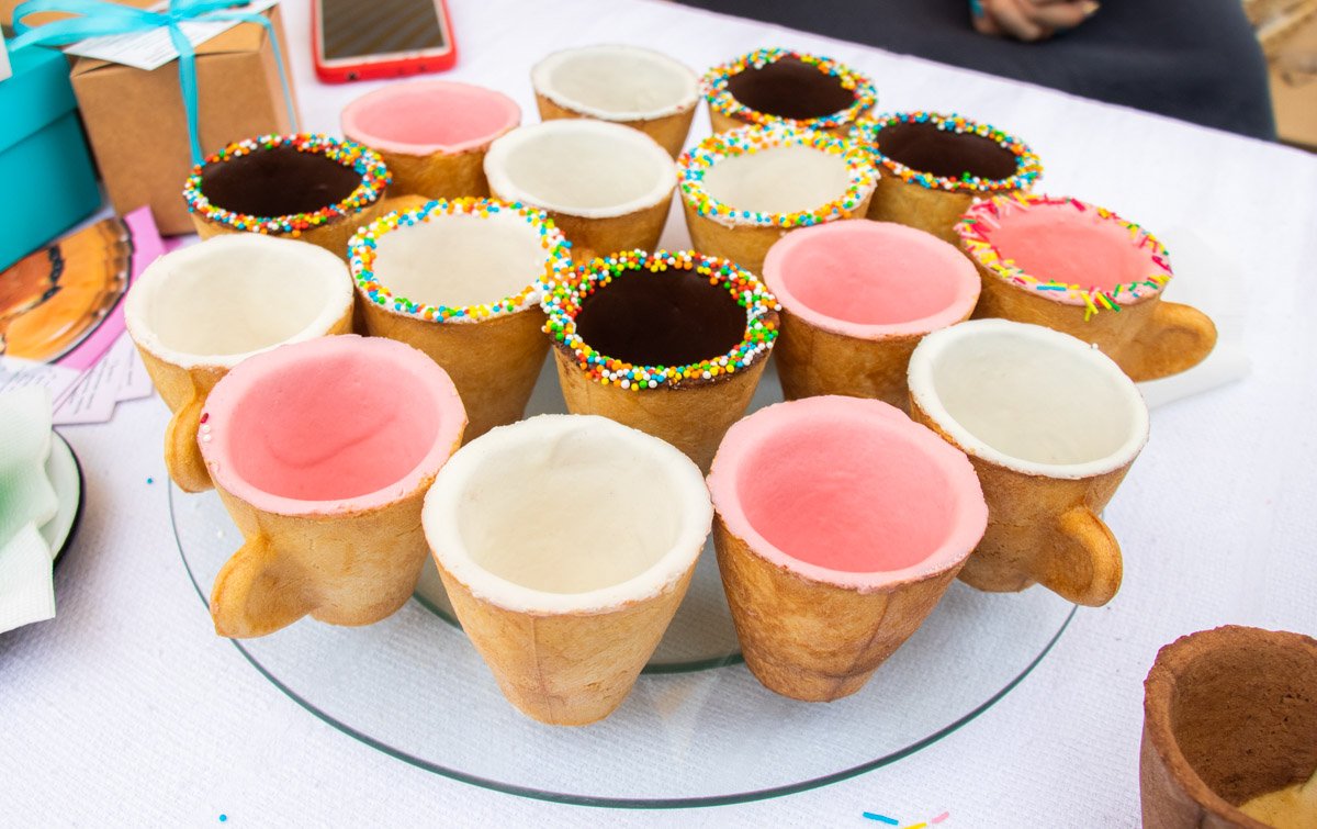 Кроме разнообразной продукции, здесь есть изобилие вкусной уличной еды, развлечения, мастер-классы, зоны отдыха, детские площадки и уголки для мам с младенцами Кроме разнообразной продукции, здесь есть изобилие вкусной уличной еды, развлечения, мастер-классы, зоны отдыха, детские площадки и уголки для мам с младенцами