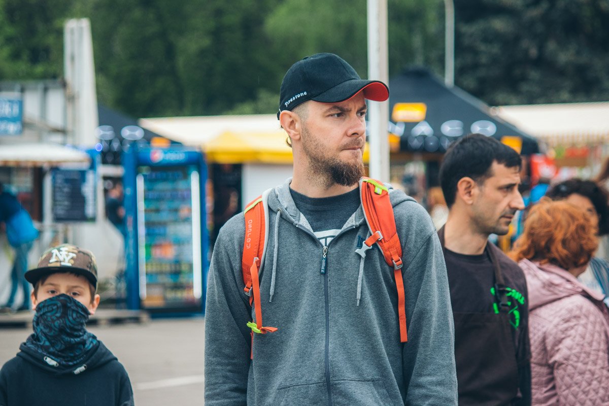 Судя по всему, мужчина разглядывает прилавки с уличной едой Судя по всему, мужчина разглядывает прилавки с уличной едой