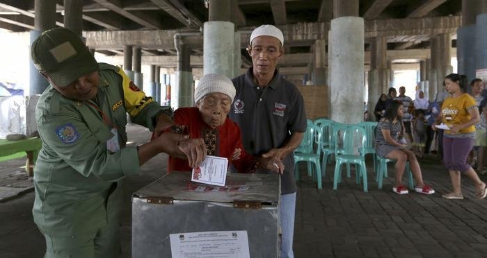 В Индонезии от переутомления умерли более 270 человек, которые работали на выборах