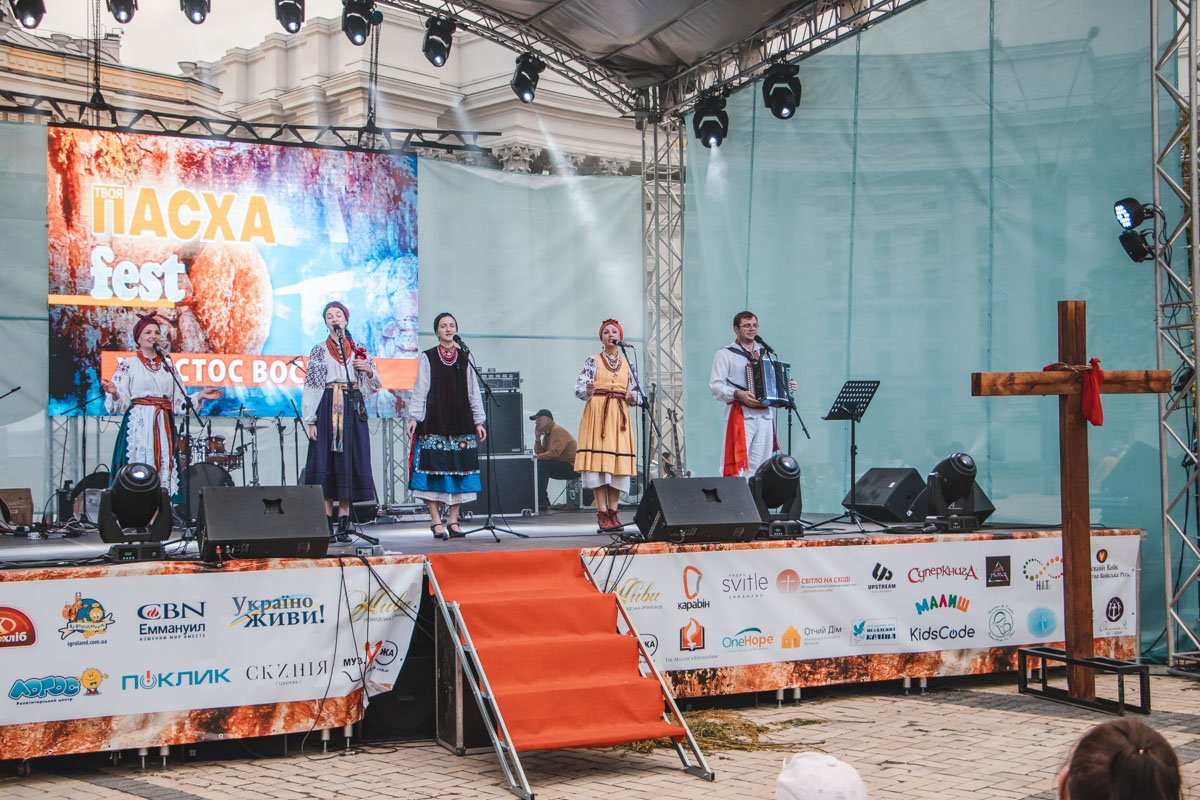 На сцене выступали фольк-коллективы, детские ансамбли и хоры