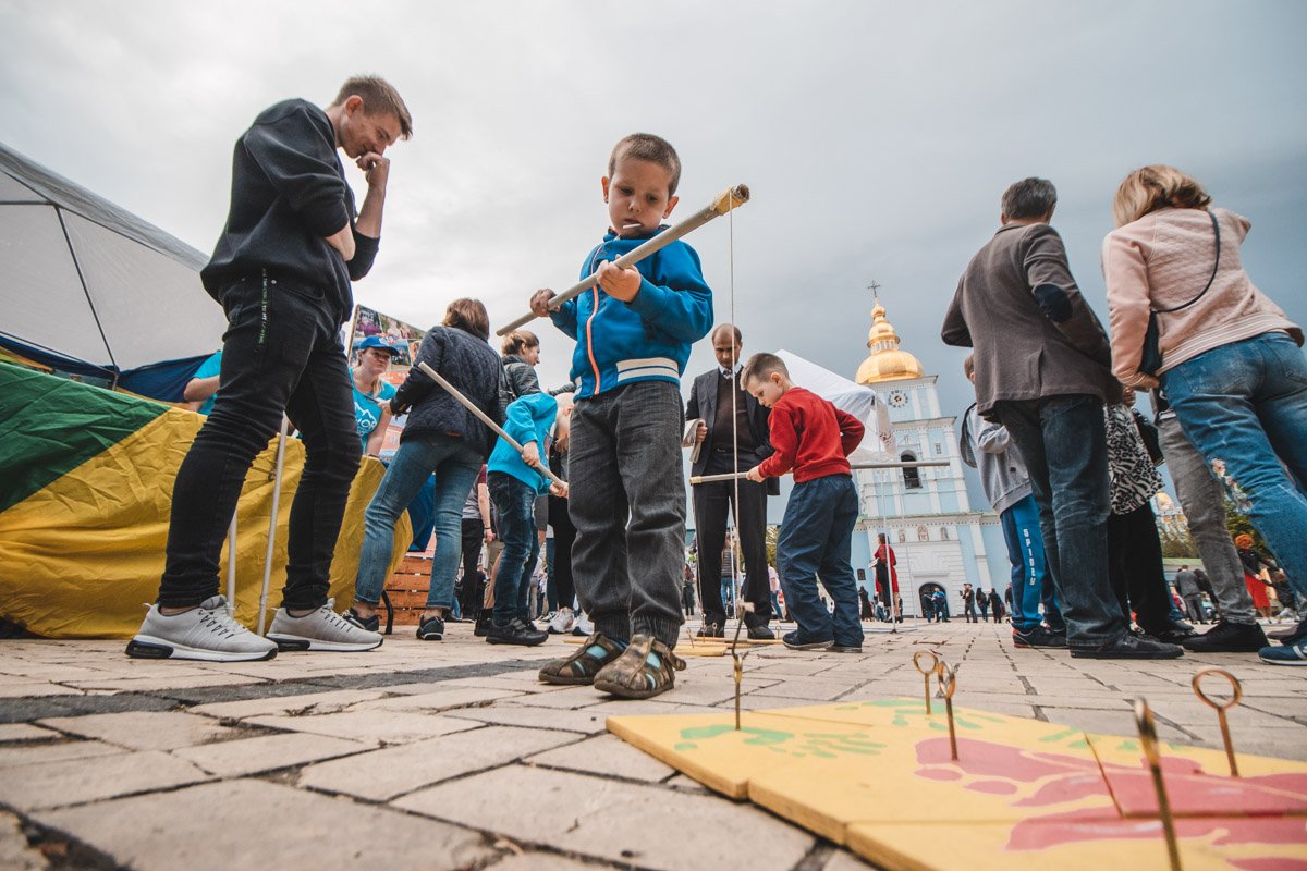 Поиграть тоже нужно