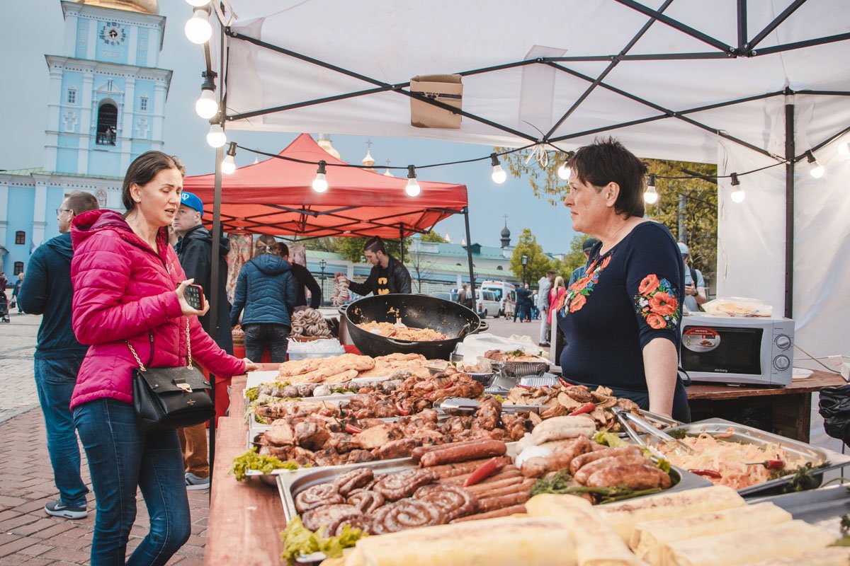 На площади прошла благотворительная ярмарка
