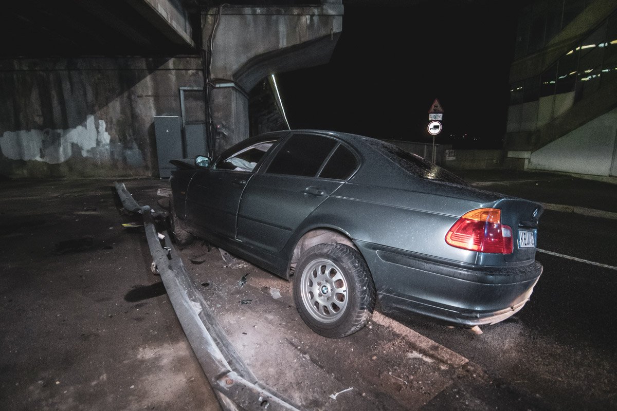 В Киеве на въезде на мост Метро произошло ДТП с участием BMW