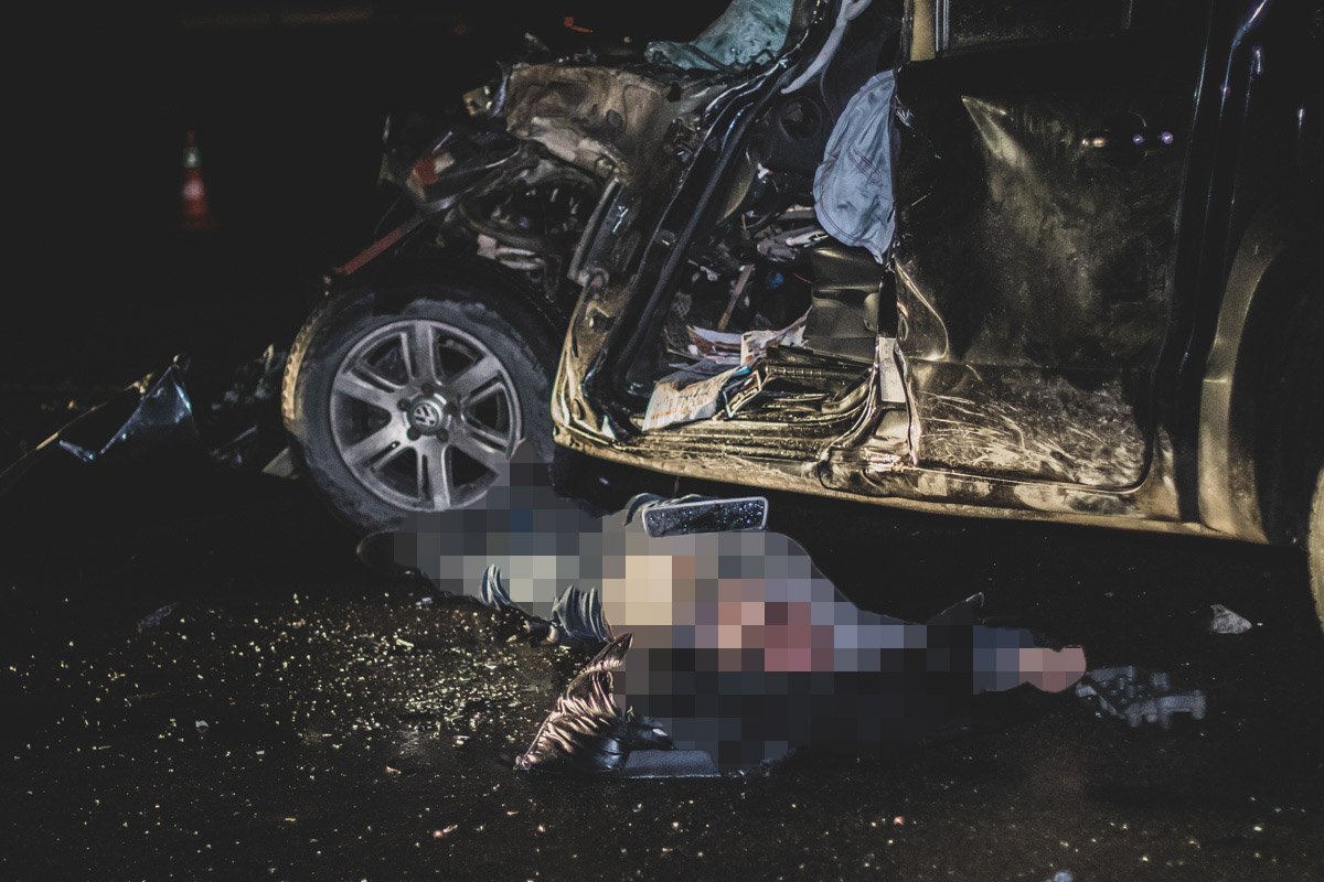 Volkswagen Amarok на скорости влетел в фуру Volkswagen Amarok на скорости влетел в фуру