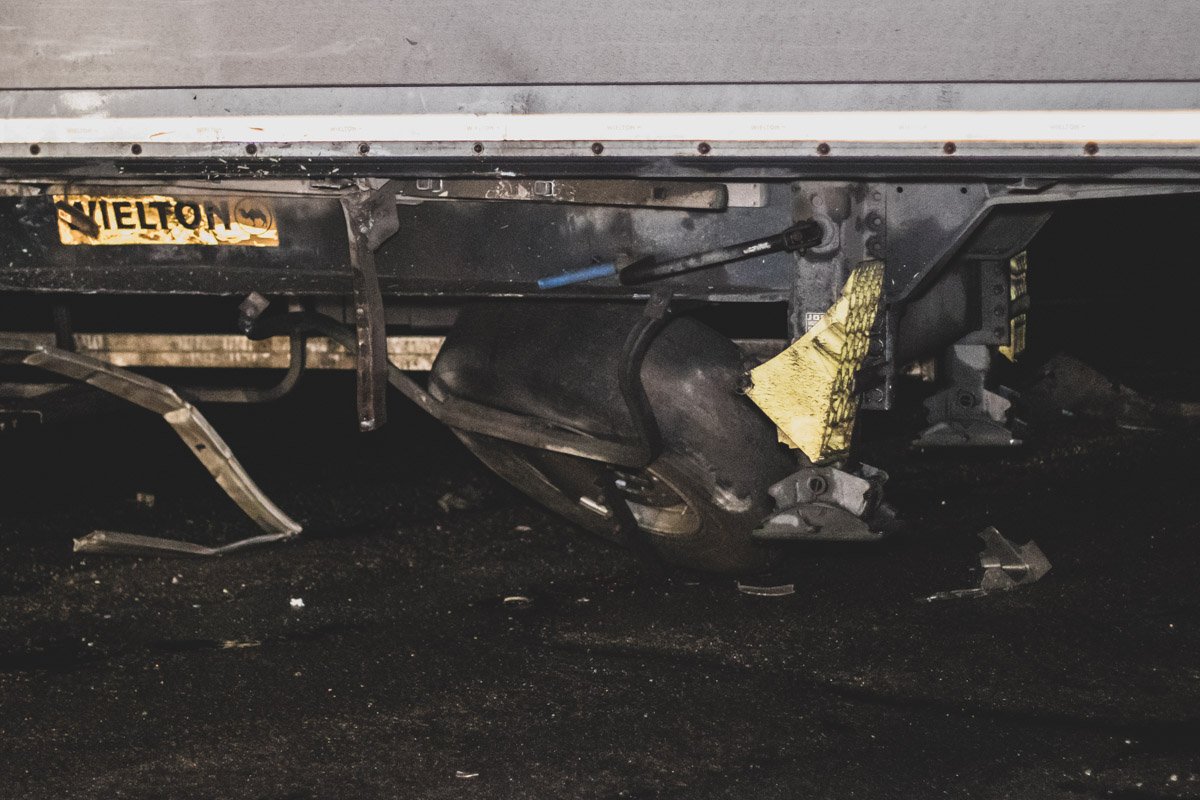 От удара фуру развернуло поперек дороги От удара фуру развернуло поперек дороги