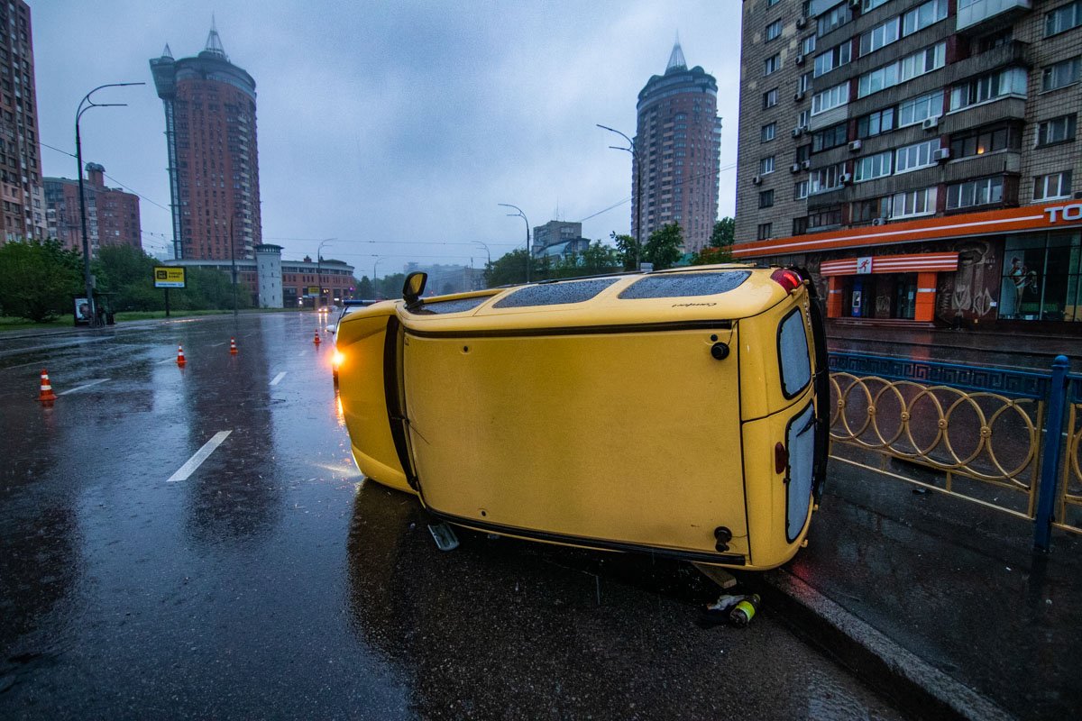 29 апреля на бульваре Леси Украинки перевернулся Renault 29 апреля на бульваре Леси Украинки перевернулся Renault