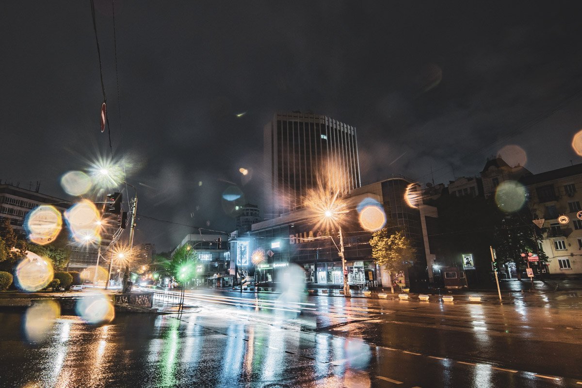 Львовская площадь названа в честь Львовских ворот Старокиевской крепости, которые стояли на этом месте в 17-18 веке