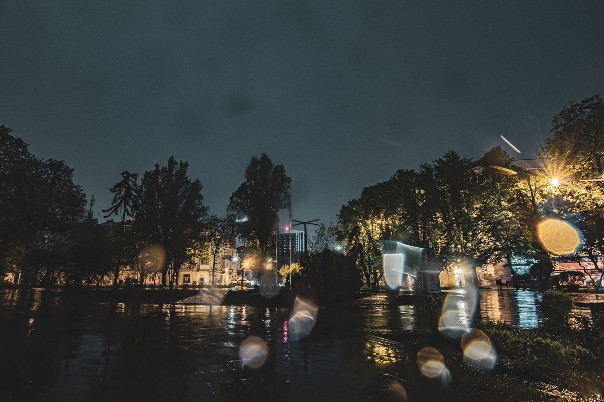 Согласно истории, с 1037 года здесь располагались Львовские ворота, открывавшие путь из Киева во Львов