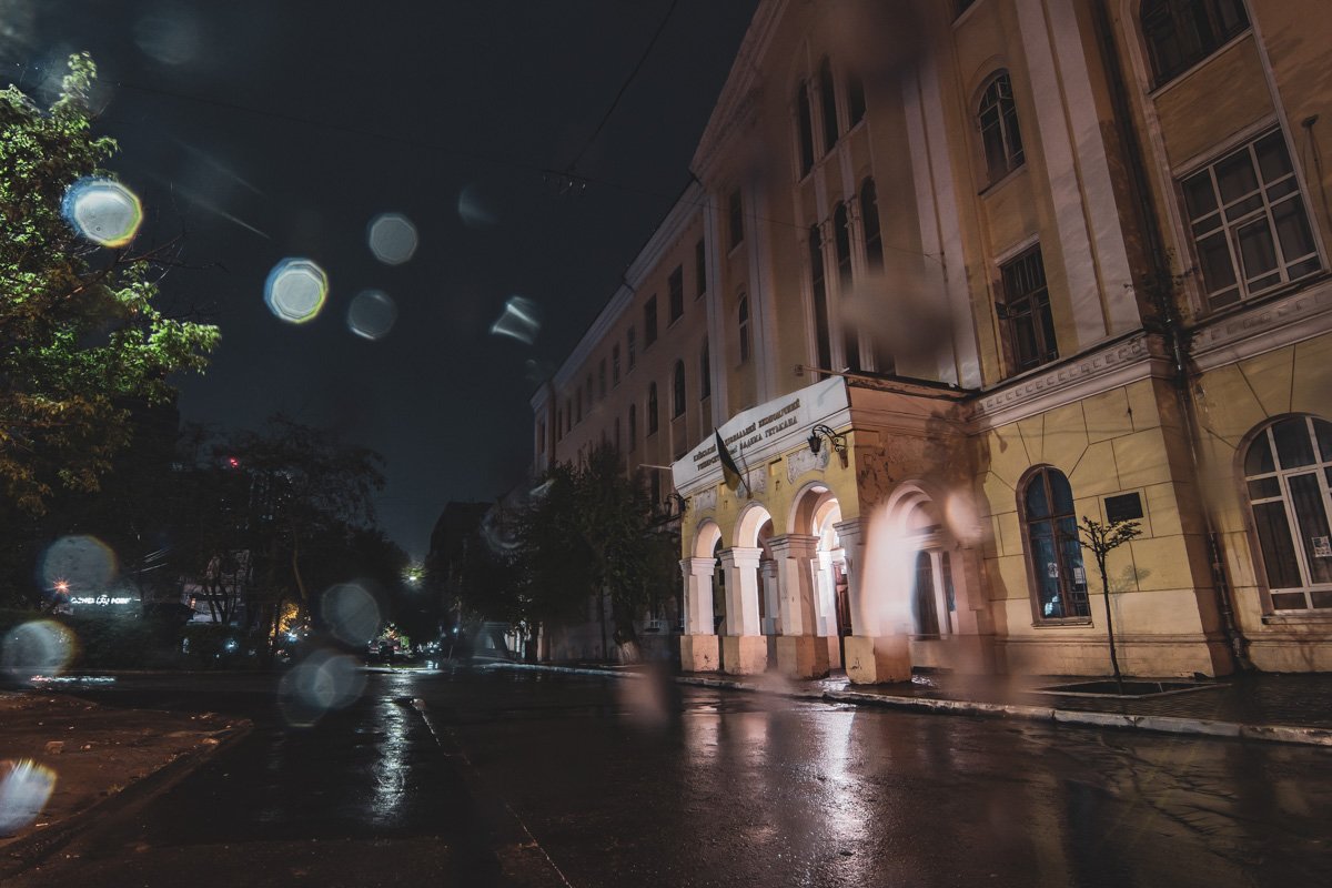 Также на площади сохранились здания и более ранней эпохи. На фото - один из корпусов КНЭУ