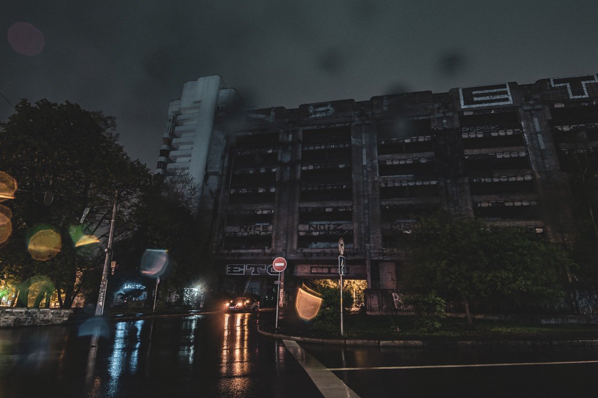 На площади находится недостроенное здание, которое должно было стать одним из корпусов КНУТКТ им. Карпенко-Карого