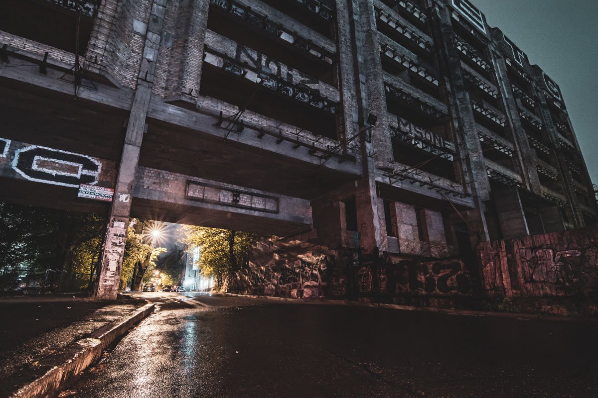 Сейчас это заброшенное здание прямо ассоциируется киевлянами со Львовской площадью