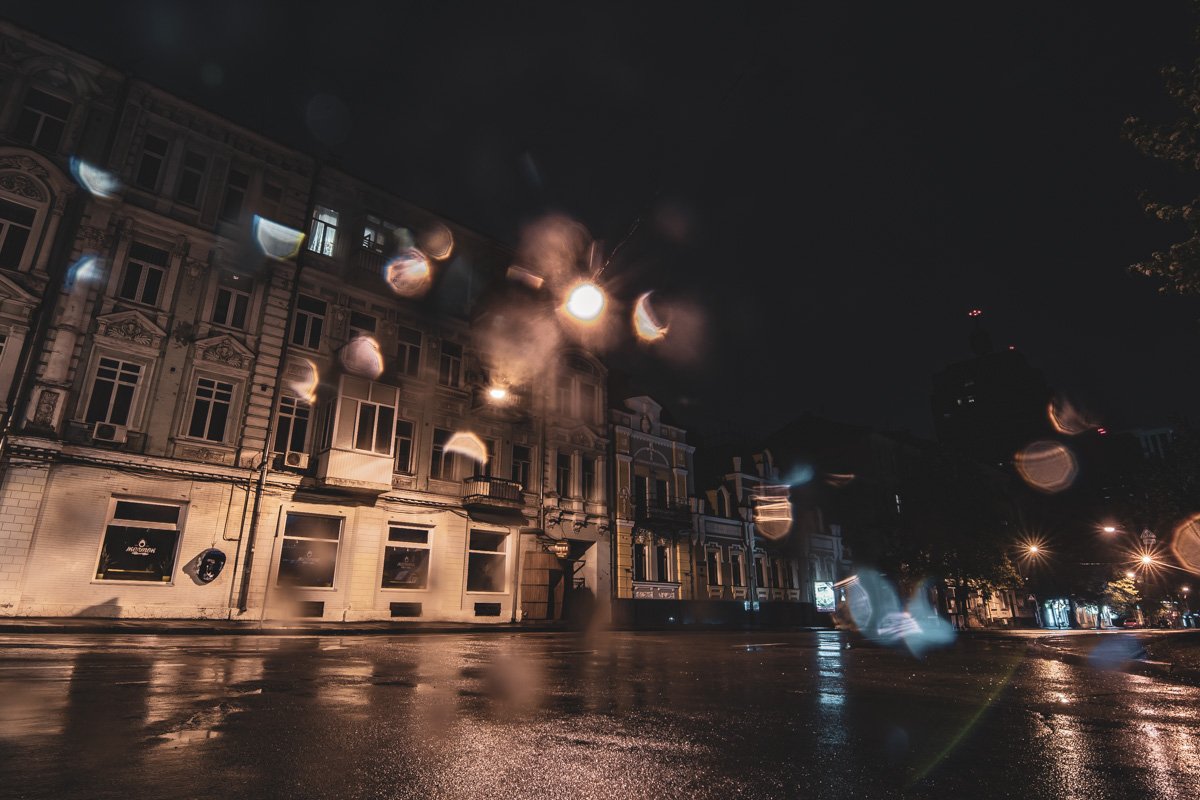 От площади отходит одна из древнейших улиц города - Бульварно-Кудрявская