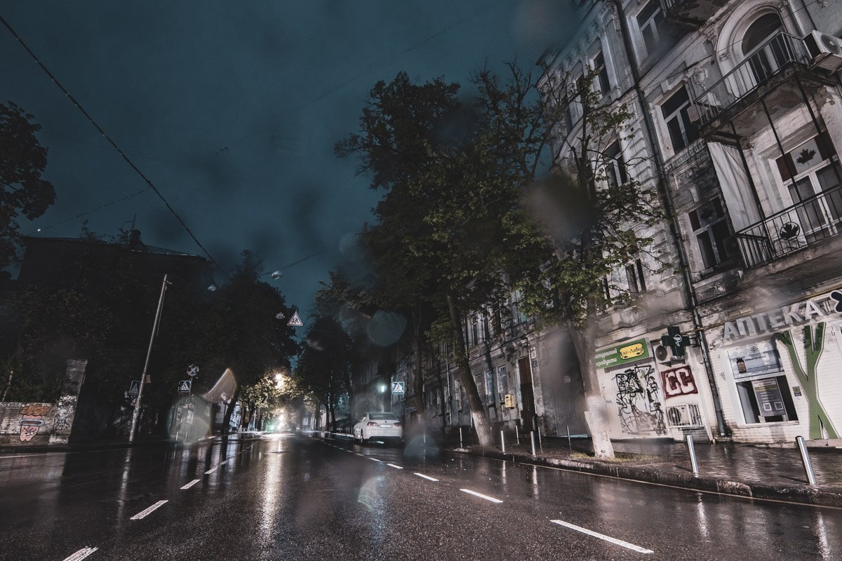 В направлении Золотых ворот тянется также одна из древнейших улиц - Ярославов Вал