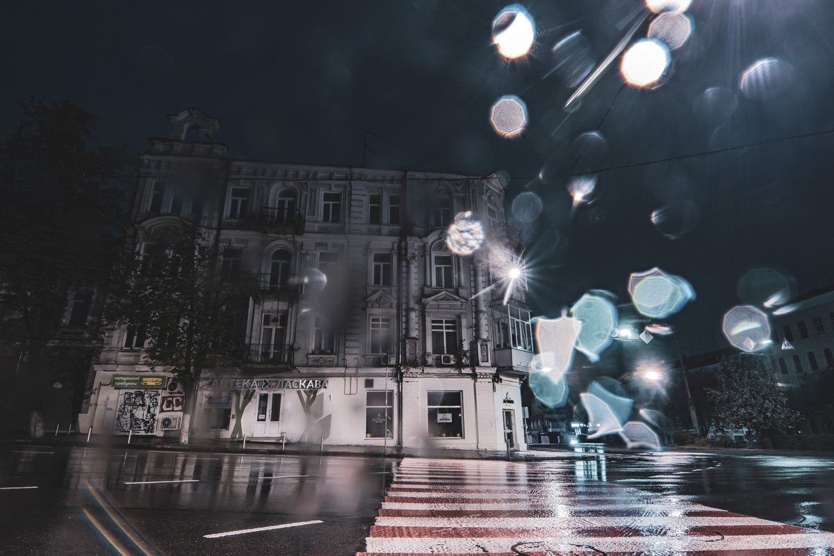 Под площадью находится недостроенная станция метро "Львовская брама", которую не могут достроить с 1991 года