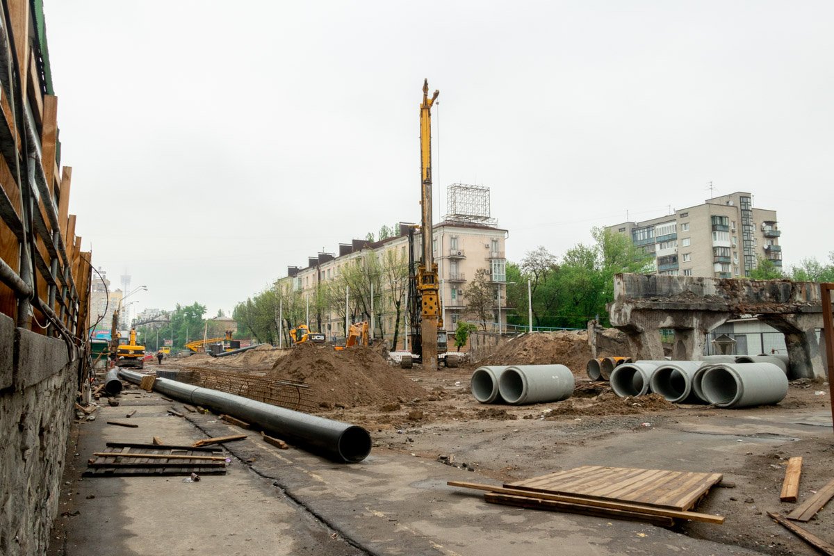 Пока демонтаж всех конструкций старого путепровода не завершен, да и вообще все работы по ремонту "уставшего" моста приостановлены из-за разбирательств Пока демонтаж всех конструкций старого путепровода не завершен, да и вообще все работы по ремонту "уставшего" моста приостановлены из-за разбирательств