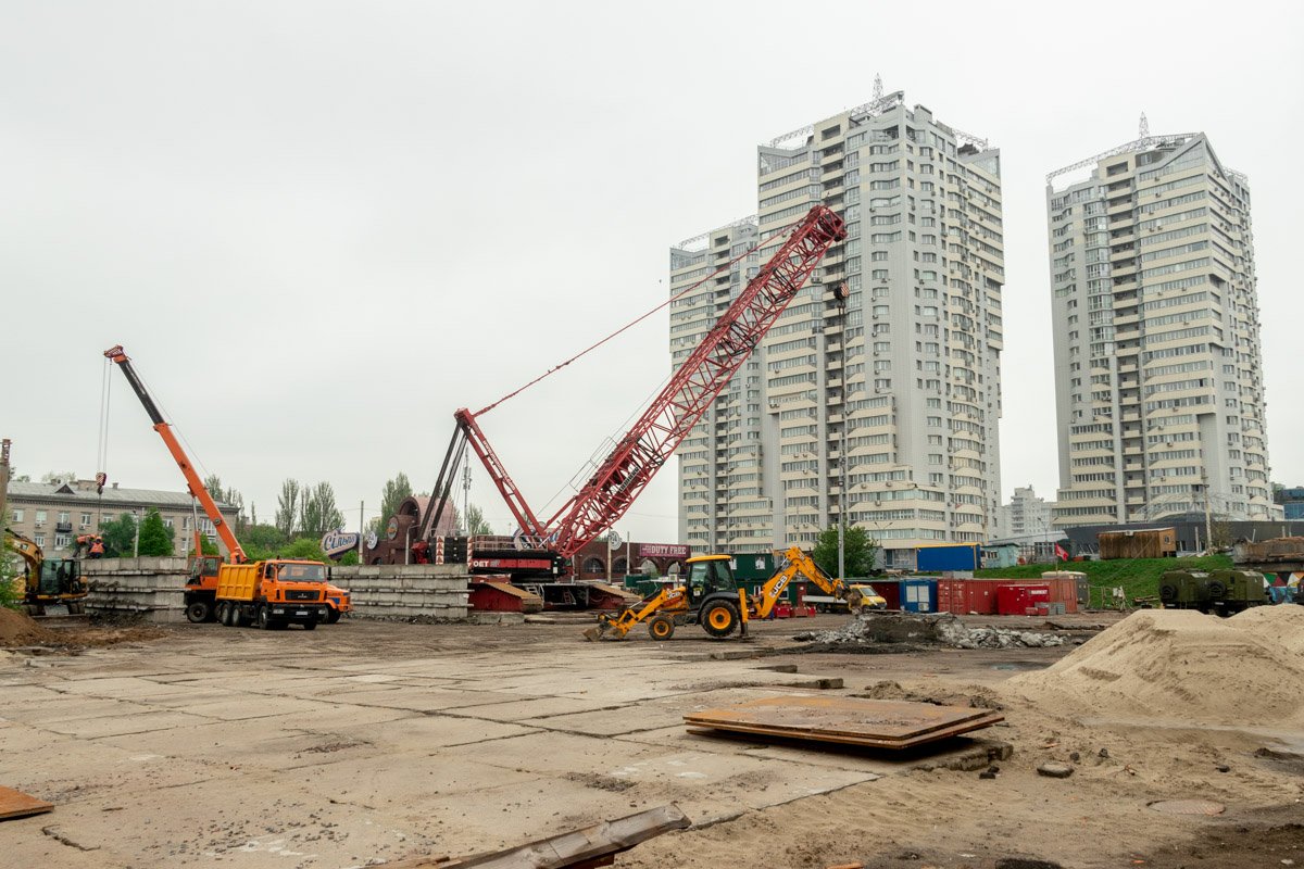 Однако визуально для простого жителя Киева моста уже не существует и можно фантазировать о появлении новой современной развязки Однако визуально для простого жителя Киева моста уже не существует и можно фантазировать о появлении новой современной развязки