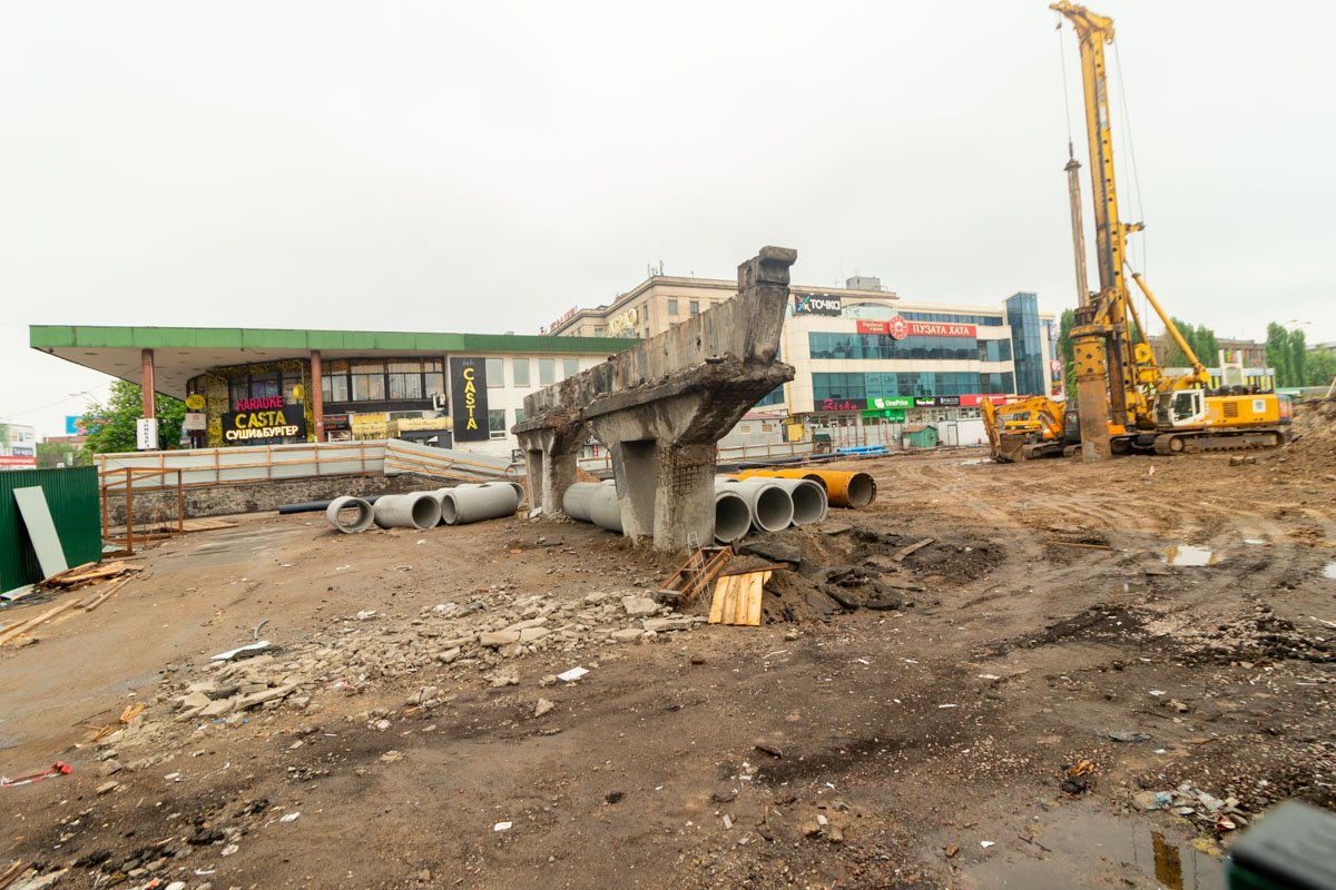 Среди них - эта одинокая опора, которая словно стойкий оловянный солдатик держит оборону против прогресса Среди них - эта одинокая опора, которая словно стойкий оловянный солдатик держит оборону против прогресса