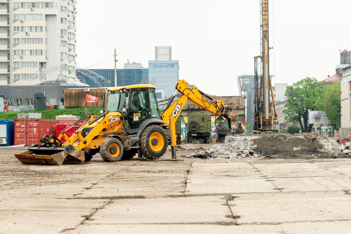 Другие следы прошлого сокрыты за строительными заборами, однако и их постепенно убирают, демонтируют Другие следы прошлого сокрыты за строительными заборами, однако и их постепенно убирают, демонтируют